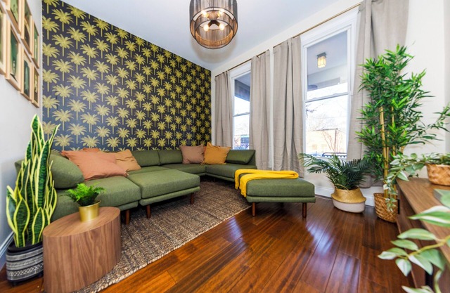 Central house location! Private yard w/Firepit, BBQ, 3 Kings, 75" TV, Parking