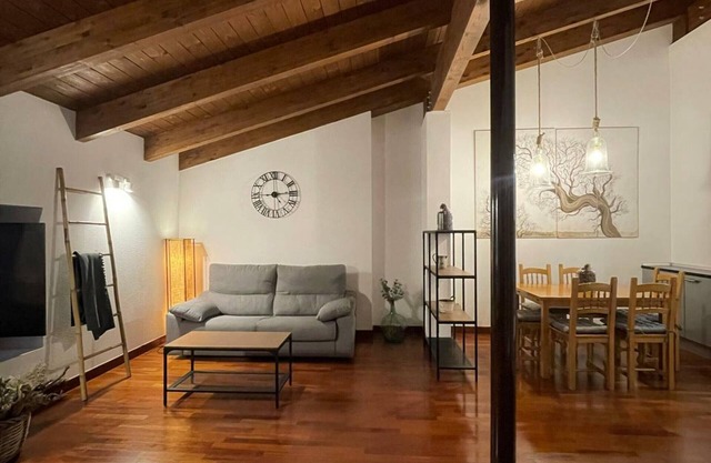 Central Jaca Penthouse: Cozy 2BR + Sofa-bed, Fully Equipped Kitchen