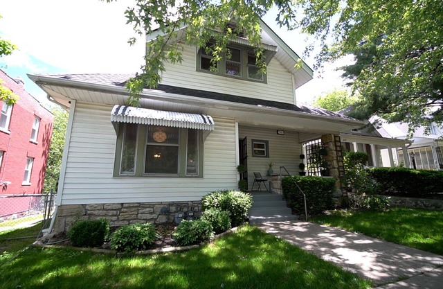 Central location Plaza Area 2 story Home Sleeps 8-10 3+ bedrooms 2 full baths