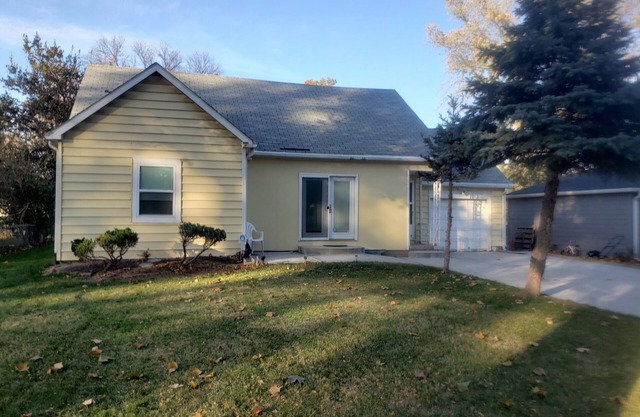 Central Omaha. 15 minutes to anywhere! clean safe home. Near Childrens hospital