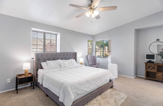 Central Sacramento Home ♛Queen Beds - Clse Hwys* take a look!