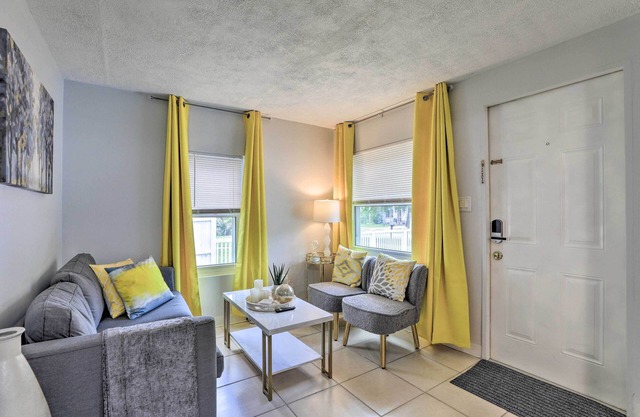 Central Sarasota Home: 8 Mi to Siesta Key!