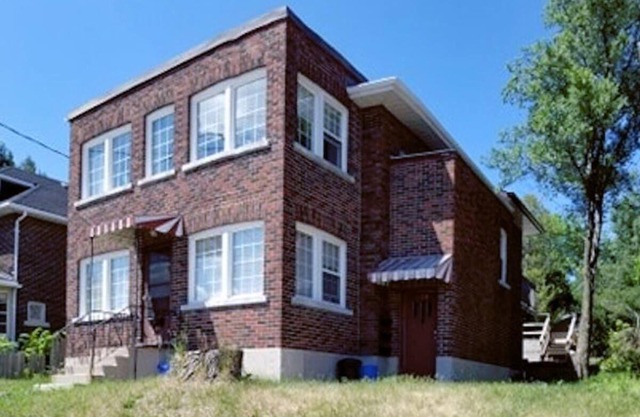 Central Studio --Ensuite Laundry -- Private entrance w/ deck #3