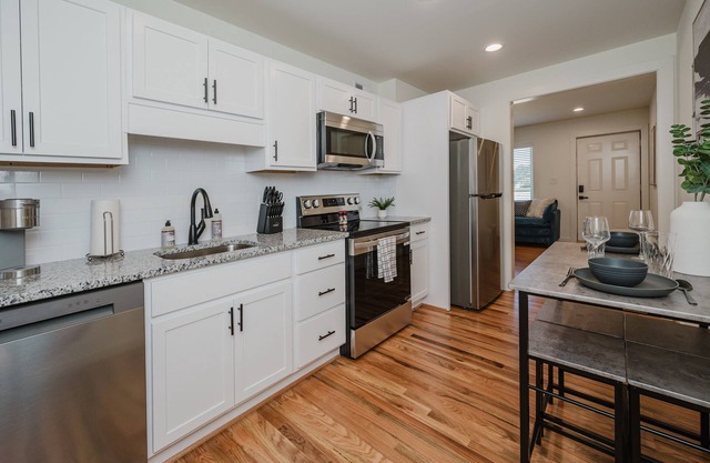 Central Suite F - 2 Bedrooms/King Bed/Parking