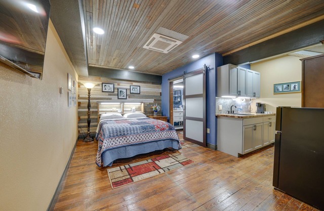 Central Texarkana Studio Rental w/Railroad Views!