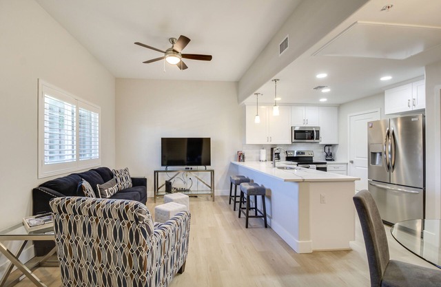 Central Tucson Condo w/Community Pool + Hot Tub!