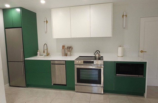 Centrally located 2-bed unit w/washer/dryer, Wi-Fi, pool, and nearby dining.