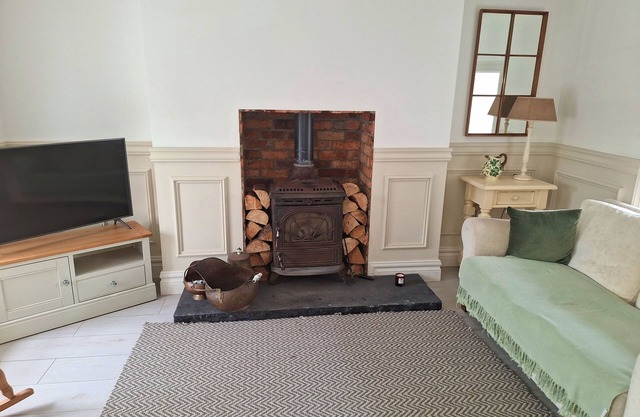 Centrally located, 2 bedroom cottage style house