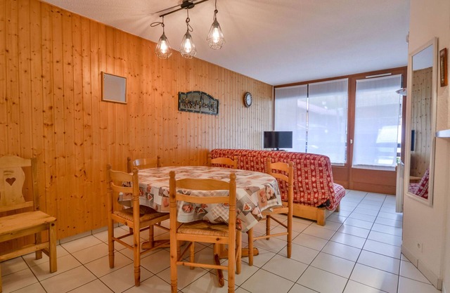 Centrally Located 2-Room Apartment Near Ski Lifts, Sleeps 6, Parking, Balcony