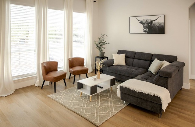 Centrally located 3 bedroom home inside Loop 1604 (30 night minimum stay)