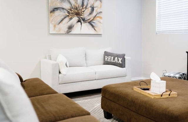 Centrally Located 3/2 Minutes from Airport