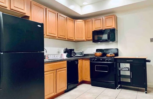 Centrally Located 5B NW Home-10 Mins walk to metro