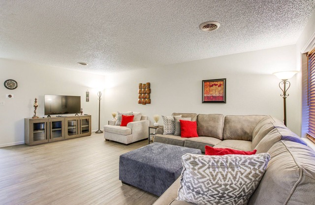 Centrally Located Apt ~ 2 Mi to University of Iowa