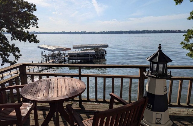 Centrally located Cozy Waterfront Cabin in Okoboji