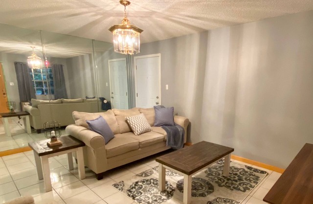 ⭐️Centrally located Home with pool table⭐️