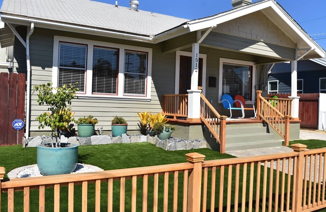 Centrally located in San Diego, AC, walkable to Hillcrest,near downtown-beaches!