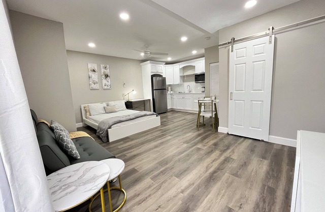 Centrally located modern studio W/D in fabulous Tampa close to TPA and highways