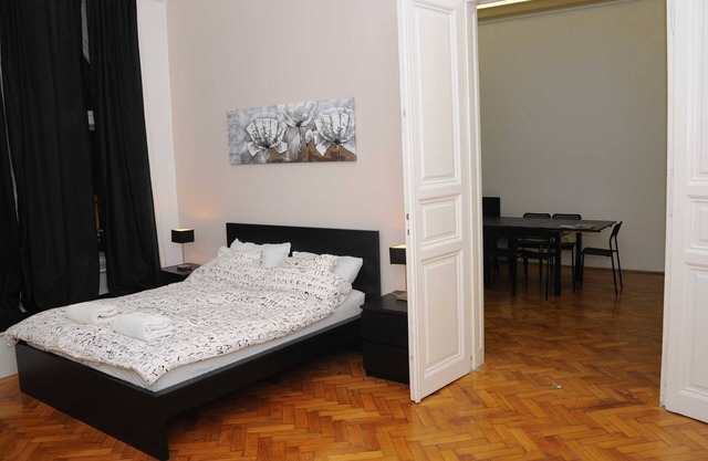 Centrally located next to the Opera - 3 rooms free Wifi