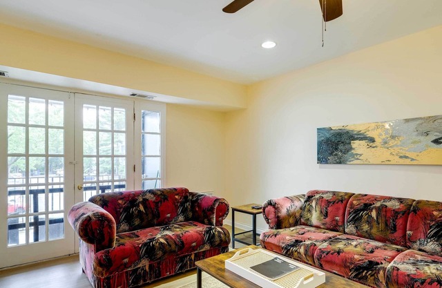 Centrally Located Springfield Apartment w/ Balcony