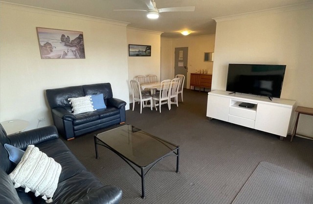 Centrally located Tuncurry unit.