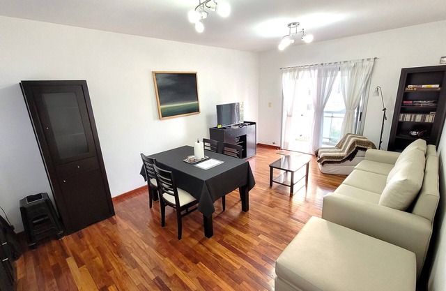 Centrico y muy completo departamento