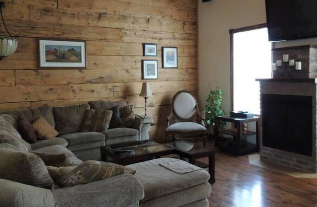 Century Home, Completely Remodeled Condo, 2 Bedrooms, 1500sq.ft., Fireplace