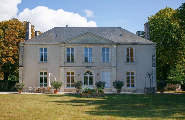 Château Chevreuil - bâtisse avec piscine