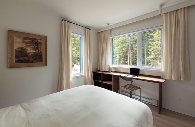 Chalet Perdu - Cozy 2-Bedroom Forest Retreat with Hot Tub