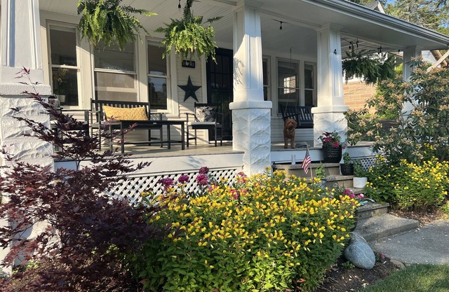 CHAGRIN FALLS rental - 5 min walk to town. 3 bedrooms & 1 bath.