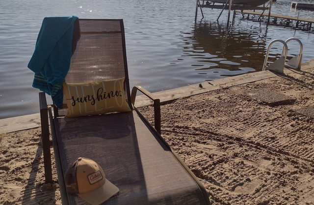Chain of Lakes Cottage: Sandy Beach and Sunset View