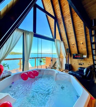 Chalé Beira da Lagoa Jacuzzi, Lareira e Piscina