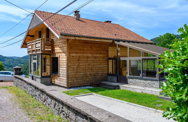 Chalet 'Le Brusyna' with Mountain View, Whirlpool, Private Terrace and Wi-Fi