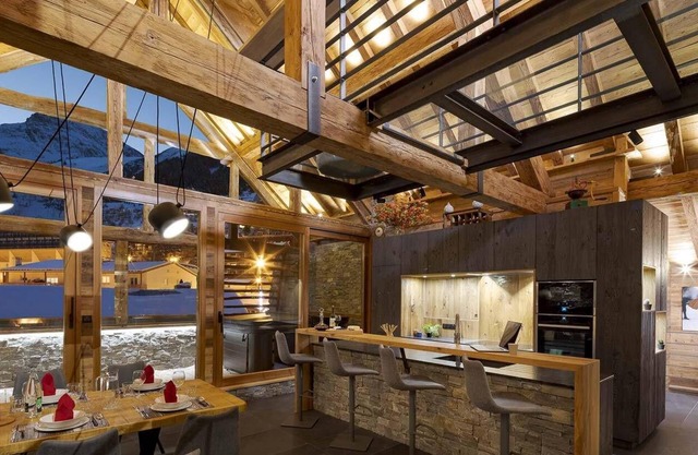 Chalet, 150m from ski slopes, fitness, sauna, terrace, fireplace or stove, tv, 260m², Les 2 Alpes