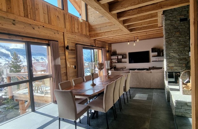 CHALET 180 m2 HAUT STANDING 10/12 PERSONNES AUX DEUX ALPES AVEC PISCINE