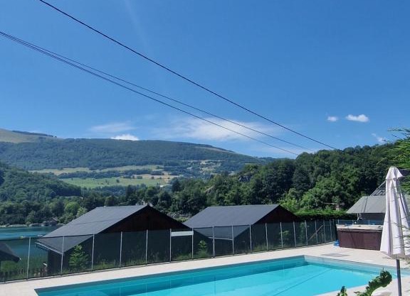 Chalet avec piscine et accès au lac