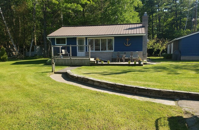 "Chalet Bleuet" - Enjoy this cozy, 4 season cottage near Port Franks beach!