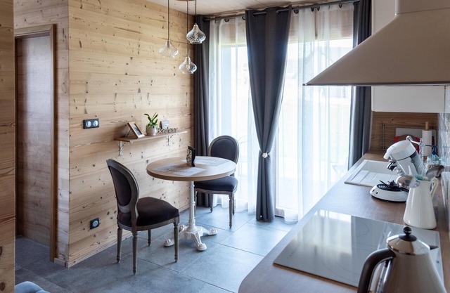 CHALET CHIC .