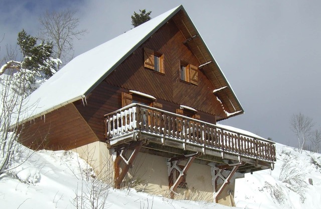CHALET SUR FLANC DE COLLINE A BESSE PROMO in May
