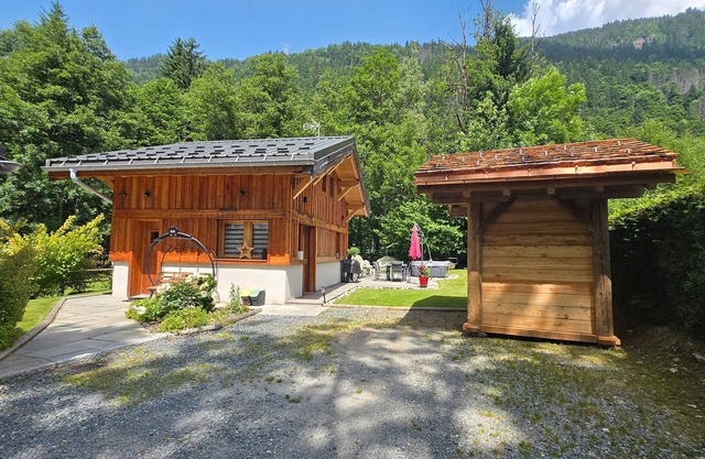 Chalet "Pierre d'Anatase" with Mountain View, Terrace, Garden and Wi-Fi.