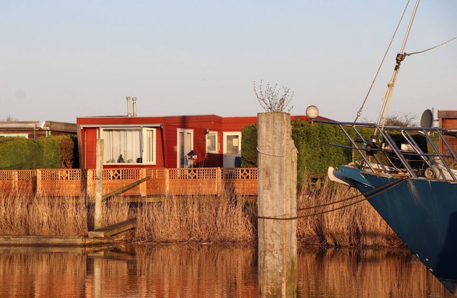 Chalet Gaby with sauna, private dock, and canoes at Lauwersmeer