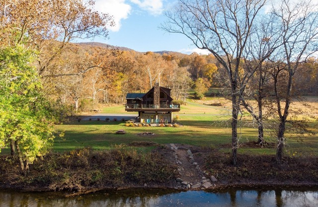 Chalet In West Virginia on the Cacapon River. Sleeps 8