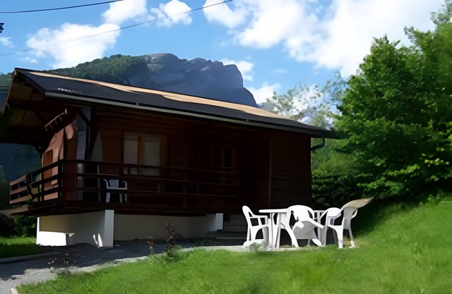 Chalet 'Le Flocon' with Mountain View, Shared Terrace and Wi-Fi