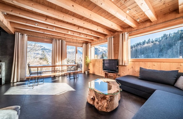 Chalet 'Le Mas Devant' with Mountain View, Private Terrace and Wi-Fi