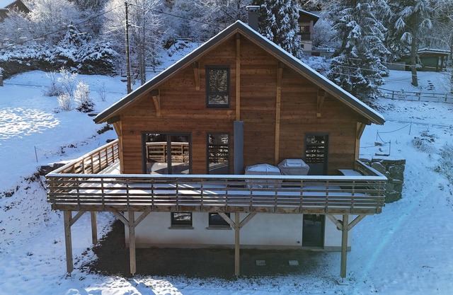 Chalet 'Les Primevères' with Mountain View, Private Terrace and Wi-Fi