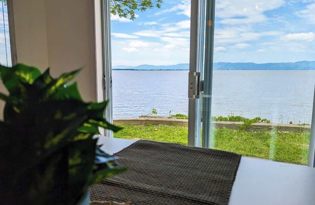 Chalet Loft #4 Waterfront with Spa, Fireplace and Wifi
