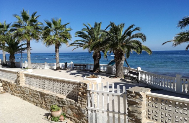 CHALET ON THE FIRST LINE OF THE SEA, 5 METERS ! FREE WIFI