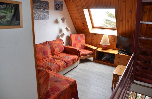 Chalet Triplex cosy quiet edge of forest and close to shops 6 pers + BB