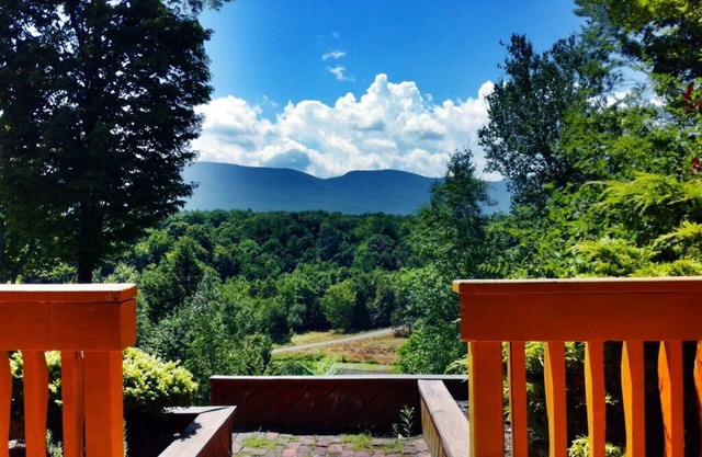 Chalet with a Pond and private Pool with Spectacular views of the Mountains.