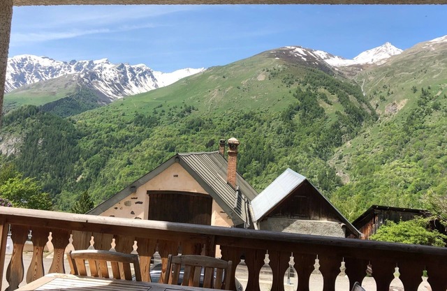 Chalet with nice view, garden and hot tub. Ideal for skiing and cycling!