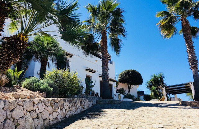 Chalet with wonderful views of the sea and mountains, pool, WiFi